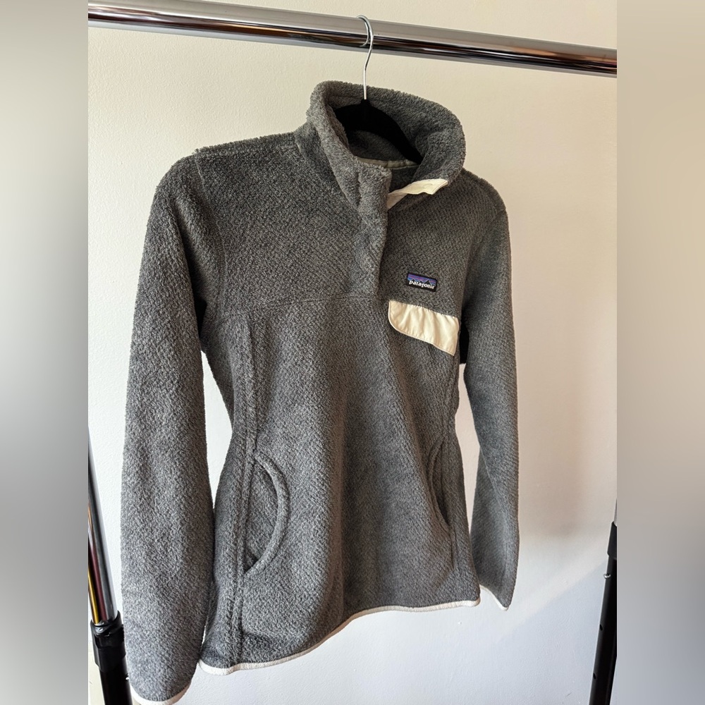 (Small) Gray and tan Patagonia synchilla fleece quarter zip